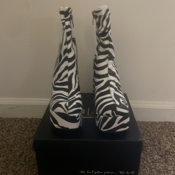 CLOSED SQUARE TOE CHUNKY PLATFORM ANKLE SOCK BOOT IN ZEBRA PRINT FAUX LEATHER - Picture 5 of 8